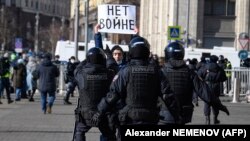 Полиция задерживает протестующего против войны в Украине. Москва, март 2022 года. Иллюстративное фото