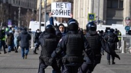 Полиция задерживает протестующего против войны в Украине. Москва, март 2022 года. Иллюстративное фото