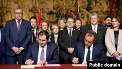 Министр обороны Армении Сурен Папикян (слева) и министр вооруженных сил Франции Себастьян Лекорню подписывают документы о сотрудничестве, Париж, 23 октября 2023 г.