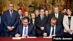 Armenian Defense Minister Suren Papikian and French Minister of the Armed Forces Sébastien Lecornu sign agreements on military cooperation in Paris, October 23, 2023.