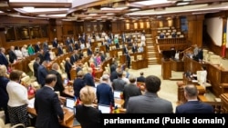 Minutul de reculegere ținut de deputați în plenul parlamentului din 13 iunie.