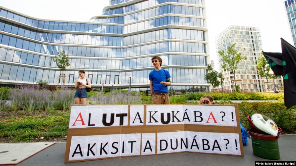 Fémkereskedők tüntetnek a Mol-székház előtt 2023. július 14-én