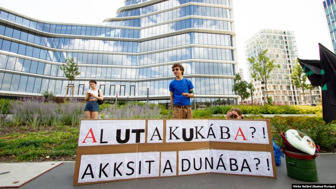 F&eacute;mkereskedők t&uuml;ntetnek a Mol-sz&eacute;kh&aacute;z előtt 2023. j&uacute;lius 14-&eacute;n