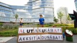 Fémkereskedők tüntetnek a Mol-székház előtt 2023. július 14-én