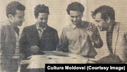 Artistul emerit al URSS, I. Bogdesco (al doilea din dreapta) discută planurile de creație cu un grup de pictori. „Cultura Moldovei”, 21 Iunie 1964. 