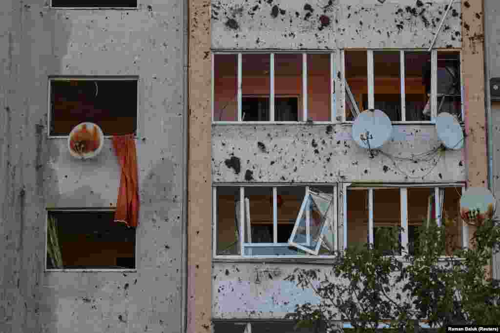Пошкодження багатоквартирного житлового будинку у Львові внаслідок російського ракетного обстрілу 15 серпня 2023 року. Усього пошкоджень зазнали 20 будинків.