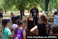 Волонтери «Січеславської Просвіти» з Дніпра привезли в село книжки і влаштували невелике свято. Благодатне, липень 2023 року