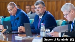 Premierul și cei doi vicepremieri nu renunță la aparatul propriu în numele economiei la buget.