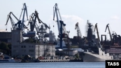 Macarale portuare pe râul Pregolia, din regiunea rusă Kaliningrad, pe 23 iulie 2024.