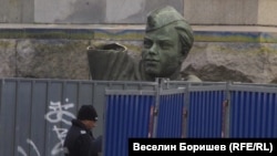 Демонтаж монумента Советской армии в Софии, декабрь 2023 года