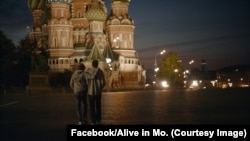 Filmul „Alive in Mo...” este povestea unui student moldovean la medicină care merge să lucreze la Moscova, sperând să se angajeze la un spital, dar ajungând să muncească la morgă.