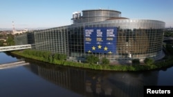 Plakat koji poziva ljude da glasaju na evropskim izborima, na zgradi Evropskog parlamenta u Strazburu, Francuska, 25. maja 2024.