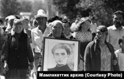 Маркумдардын сөөгү 1991-жылы 30-августта арууланып, кайра жерге берилген. Төрөкул Айтматовдун сүрөтүн көтөргөн туугандары.