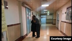 Fotografia din spital care i-a adus lui Hamedi condamnarea. (Sursă: social media)