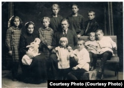 Фотография семьи Вибе до раскулачивания, 1928 год