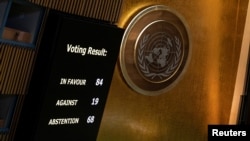 Ekran prikazuje rezultate glasanja Generalne skupštine Ujedinjenih naroda o uspostavljanju Međunarodnog dana sjećanja na genocid u Srebrenici, u sjedištu UN u New Yorku, SAD, 23. maja 2024. 