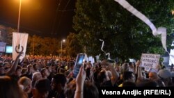 Zvižduci ispred Pinka na protestu 'Srbija protiv nasilja'