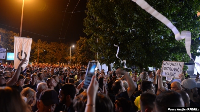 Zvižduci ispred Pinka na protestu 'Srbija protiv nasilja'