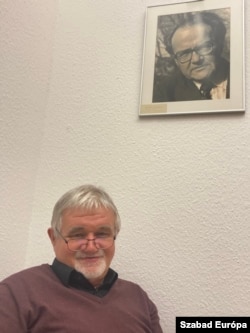 A falon lévő képen Andorka Rudolf szociológusprofesszor, tanszékalapító