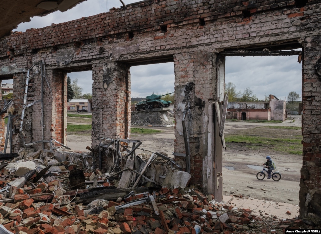 Танк Т-34 у Тростянці сфотографований крізь руїни зруйнованої господарської будівлі у квітні 2023 року