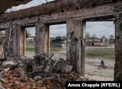 The Trostyanets tank, seen through the ruins of a destroyed commercial building in April 2023.