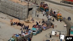 Afganistanske izbjeglice stižu u kamionima kako bi prešle pakistansko-afganistansku granicu u Torkhamu 27. 10. 2023.