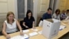 Az európai parlamenti választások levélszavazatainak kézi számolása a szavazóhelyiségek bezárása után a Nemzeti Választási Központban 2024. június 9-én