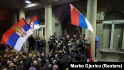 Susținători ai alianței de opoziție „Serbia împotriva violenței” protestează în fața primăriei din Belgrad, Serbia, 24 decembrie 2023 (foto Marko Djurica/Reuters)