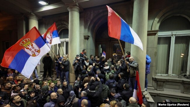 Pokušaj ulaska u Skupštinu Beograda na početku protesta, 24. decembra 2023.