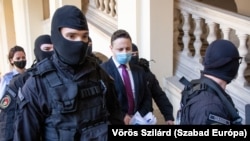 A képen Schadl György érkezik a Fővárosi Törvényszéken tartott tárgyalásra 2023. május 23-án