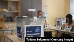 O urnă de vot la una dintre secțiile de votare pentru alegerile europarlamentare, în Chișinău 