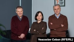 Autoarea podcastului „Dincolo de știri”, Elena Cioina, și invitații săi, analiștii Nicolae Negru și Igor Boțan, în redacția Europei Libere.
