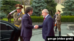 ირაკლი კობახიძე (მარცხნივ) და ნიკოლ ფაშინიანი. ერევანი, 25 მარტი, 2024.