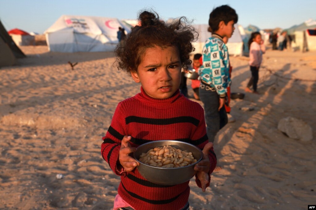 Djevojčica drži zdjelu graha pred iftar u kampu u Rafahu, 11. marta.