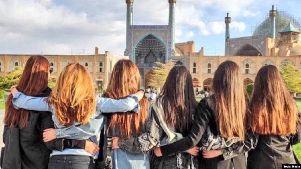 اعتراض نمادین گروهی از زنان و دختران مخالف حجاب اجباری در میدان نقش جهان اصفهان 