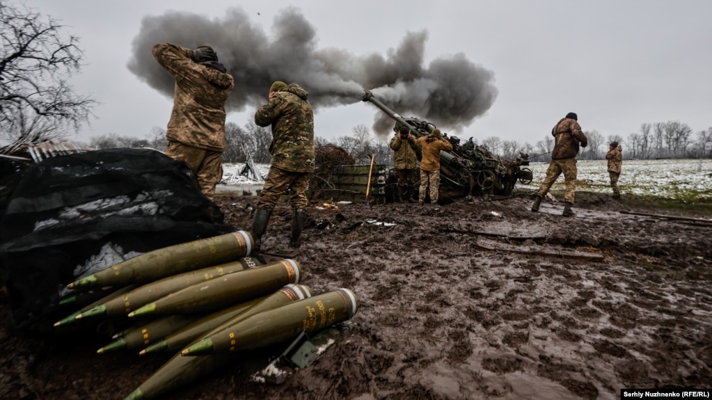 Trupat ukrainase shtien me një obus të siguruar nga aleatët perëndimorë në rajonin e Donjeckut më 23 nëntor 2022.