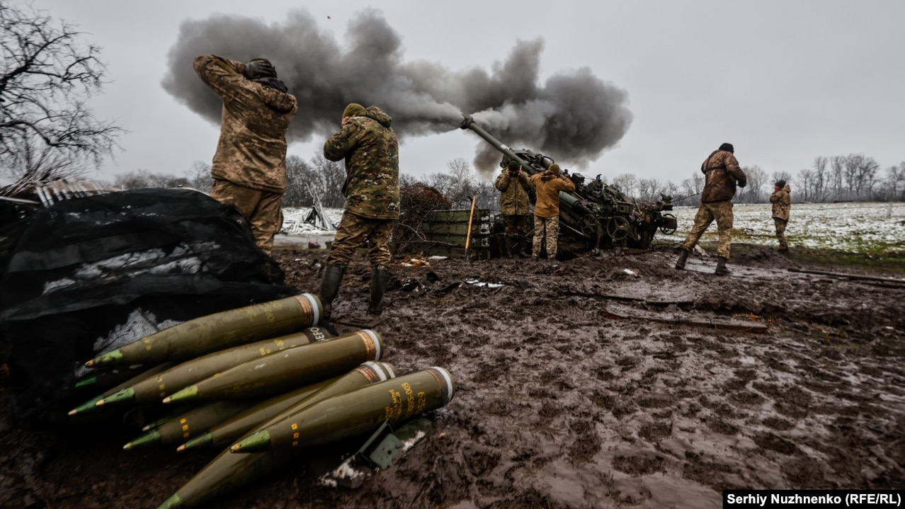 Quân đội Ukraine khai hỏa một khẩu lựu pháo do các đồng minh phương Tây cung cấp ở khu vực Donetsk vào ngày 23 tháng 11 năm 2022.