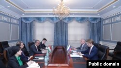 Посол России в Таджикистане Семён Григорьев (справа на заднем плане) на фото, опубликованном 24 мая 2023 года пресс-службой МИД Таджикистана