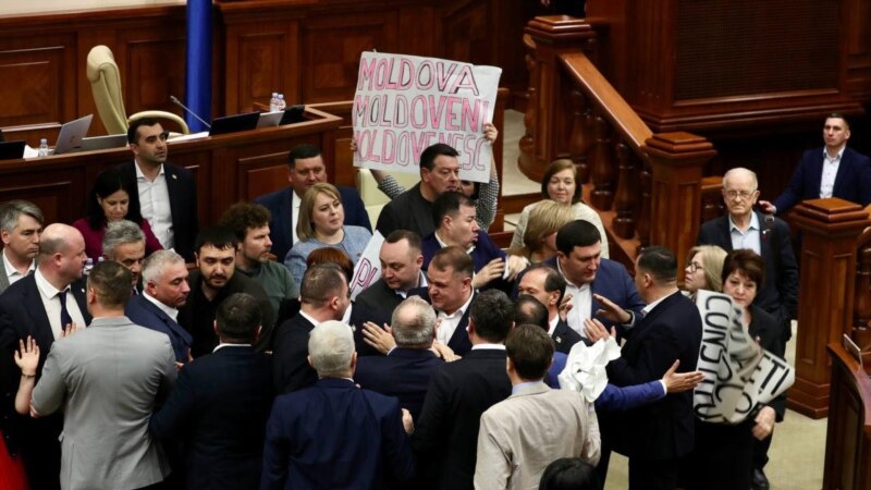 Decizie cu scântei: „limba moldovenească” va fi înlocuită cu „limba română” în legislație 