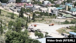 RFE/RL reporters observed dump trucks traveling along the road between the massive sand quarry on Bishkek's southeastern outskirts and Dastan City, a $200 million residential development that is party of President Sadyr Japarov's housing program.