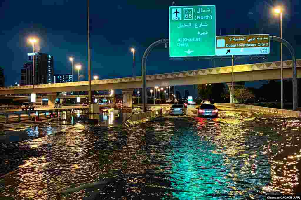 Kiše su natopile pesak i puteve Dubaija. Putevi su pod vodom i zato što mnogi nemaju drenažu budući da za to uglavnom nema potrebe.
