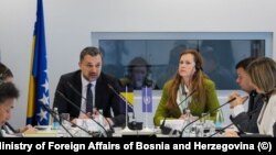 Šef bh. diplomatije Elmedin Konaković i rezidentna koordinatorica UN u BiH Ingrid Macdonald na inauguralnoj sjednici u Sarajevu, 19. februara 2024.