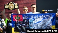 Олександр Усик позує під час церемонії зважування напередодні бою з британцем Даніелем Дюбуа. Вроцлав, Польща, 25 серпня 2023 року