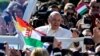 Papa Franjo pozdravlja mnoštvo uoči svete mise na trgu Kossuth Lajos tokom svog apostolskog putovanja u Budimpešti, Mađarska, 30. aprila 2023.