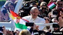 Papa Franjo pozdravlja mnoštvo uoči svete mise na trgu Kossuth Lajos tokom svog apostolskog putovanja u Budimpešti, Mađarska, 30. aprila 2023.
