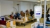 Pacientë në një klinikë të Qendrës Klinike Universitare të Kosovës. 