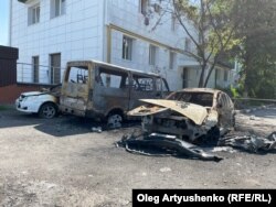 Сгоревшие машины возле жилых домов