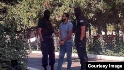 Özbek polisiýasy blogger Olimjon Haýdarowy saklaýar.