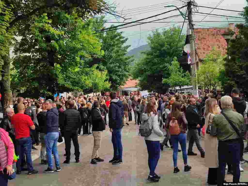 Grumbuj qytetarësh serbë duke protestuar në një rrugë në Zveçan.