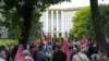 Protest în fața Parlamentului, organizat de deputații afiliați oligarhului fugar Ilan Șor, cărora li s-a interzis, în ajun, să participe la următoarele cinci ședințe ale legislativului.